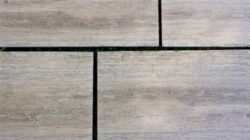 koru oak rec.45/90/2cm - Moderní venkovní 2cm dlažba na terasy v imitaci dřeva. Formát 45x90 cm. Vhodná pro pokládku na terče, do trávy nebo do štěrku