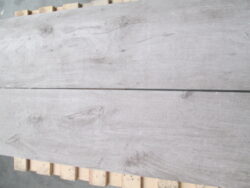 tiber wood grigio 30/120/2cm I.j. (flora legno grigio, selva ombre) - Venkovní 2cm dlažba v imitaci dřeva v rozměru 30x120 cm. Vhodná pro venkovní použití na terče, do trávy nebo do štěrku.
